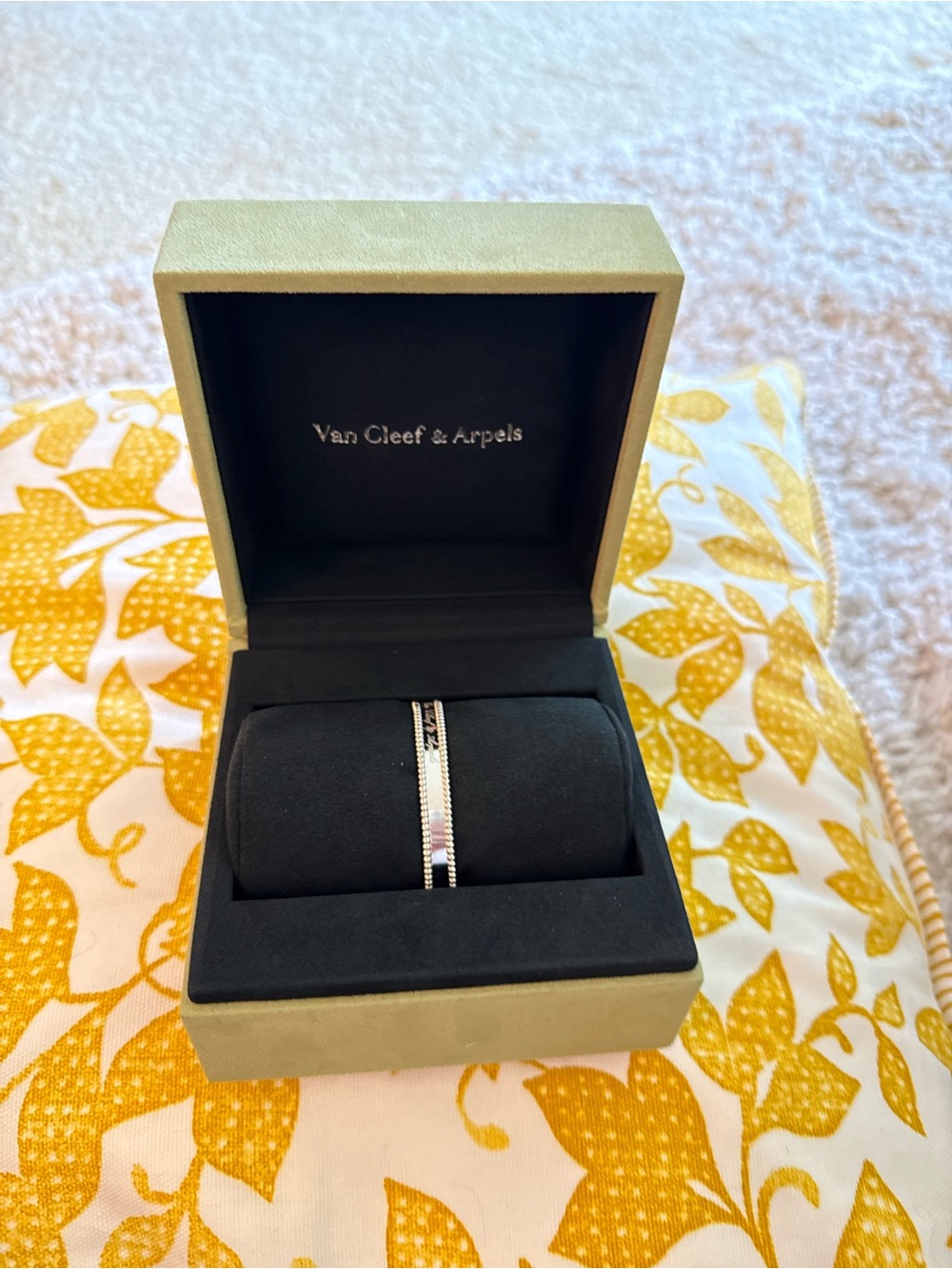 Van Cleef & Arpels Perlee Bangle - White Gold - Size 16